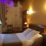 Le Chateau De Bed & Breakfast