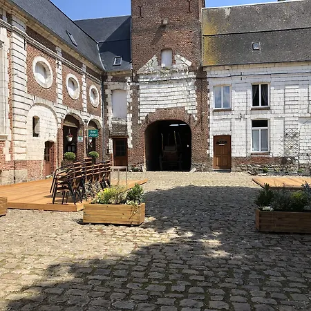 Le Chateau De Bed & Breakfast