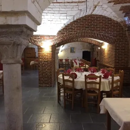 Le Chateau De Bed & Breakfast